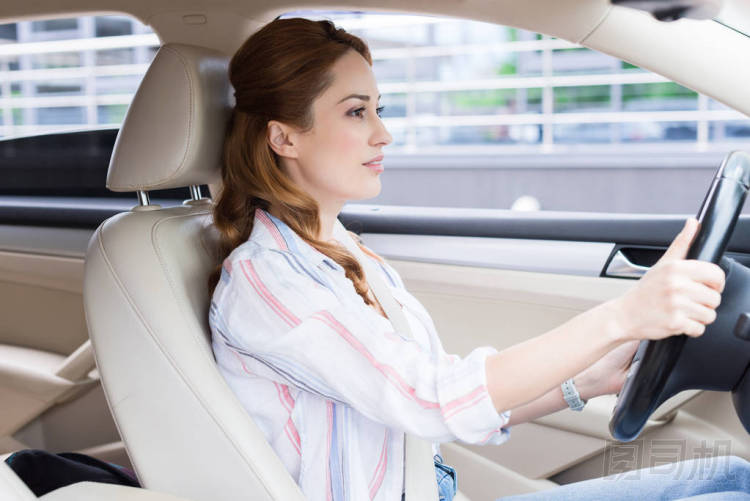 有吸引力的婦女的側(cè)面看法駕駛汽車單獨(dú)