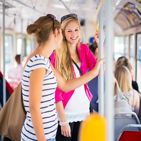 漂亮的女人对路面电车、 缆车