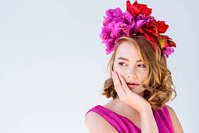 花花圈的沉思女孩的画像看着远离灰色的孤立