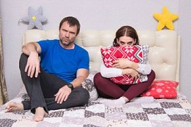 家庭关系。家庭问题-在房间的家庭冲突的父亲和女儿的肖像。他们坐在相机前, 看起来不开心