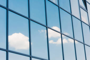 現(xiàn)代摩天大樓窗口中的天空和云層反射