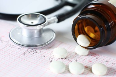 聽(tīng)診器，丸，在藍(lán)色背景頂視圖樣機(jī)上的醫(yī)療室里的小瓶