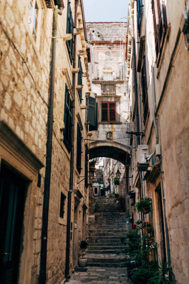 克羅地亞杜布羅夫尼克市一條空洞狹窄的街道城市場景