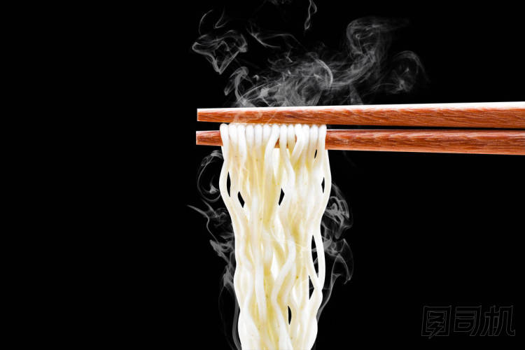 帶修剪路徑的黑色背景的筷子面與煙霧隔離