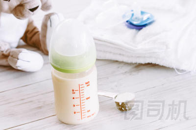 木桌上的奶瓶和嬰兒奶