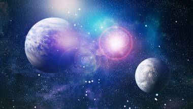 在太空中的火熱爆炸。宇宙的抽象例證。由 Nasa 提供的這幅圖像的元素