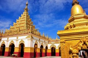 敏塔在蓝蓝的天空的一天在曼德勒，缅甸。敏塔是一个佛教寺庙和缅甸主要朝圣