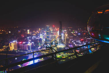 美麗的廣角夜景鳥瞰廣州珠江新城金融區(qū), 廣東, 中國(guó)的天際線和風(fēng)光超越城市, 從廣州塔觀察甲板上看到