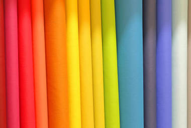 色彩鲜艳的面料, 在专门用于服装加工的布料店销售