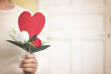情人節(jié)女子手捧紅紙心形鮮花圖片
