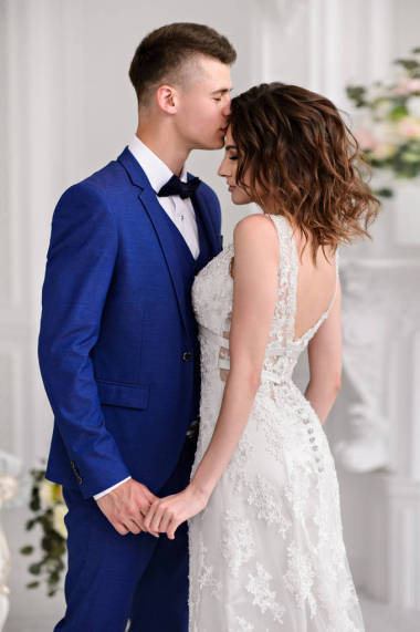 可爱的婚礼日。新娘和新郎室内