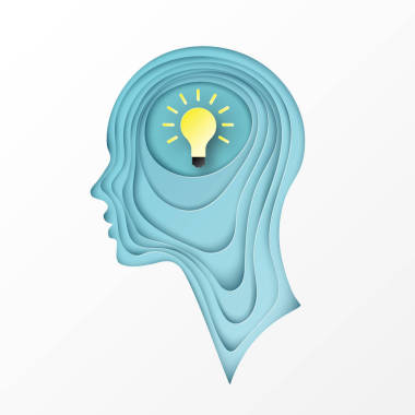 現(xiàn)代分層剪出彩色紙人的輪廓與燈泡。創(chuàng)意思維, 經(jīng)營(yíng)理念創(chuàng)新。深紙藝術(shù)折紙風(fēng)