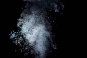 黑色白色烟雾的抽象背景图片