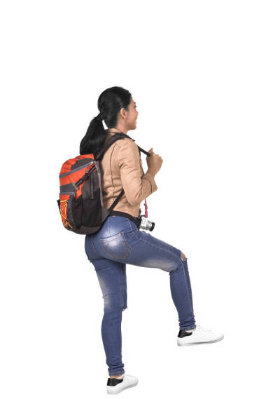 亚洲旅行妇女的后方看法与背包摆在白色背景下被隔绝