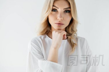 在白色的背景下, 白色服裝的美麗的金發(fā)女郎肖像