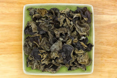 被稱為“綠色食用菌”的中國干木耳是木制背景上的俯視圖