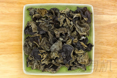 被稱為“綠色食用菌”的中國(guó)干木耳是木制背景上的俯視圖