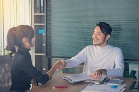 在会议中或在办公室里，业务伙伴关系会议概念谈判业务人握手