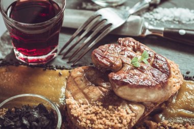 法式菜, 黑底芒果醬煎鵝肝醬