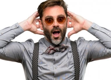 中年男子, 与胡子和弓领带高兴和惊喜欢呼表达的哇手势孤立的白色背景