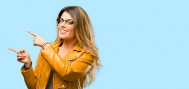 美麗的年輕女子用手指指著一邊