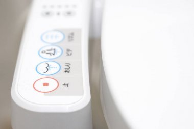 日本東京-2018年3月11日: 日本現(xiàn)代高科技馬桶與電子式坐浴盆。業(yè)界領(lǐng)袖最近同意日本的標志標準