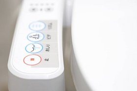 日本东京-2018年3月11日: 日本现代高科技马桶与电子式坐浴盆。业界领袖最近同意日本的标志标准