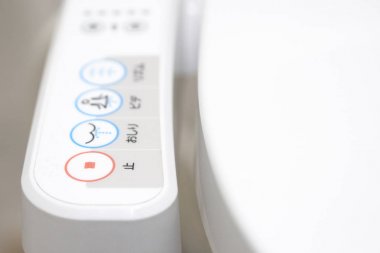 日本东京-2018年3月11日: 日本现代高科技马桶与电子式坐浴盆。业界领袖最近同意日本的标志标准