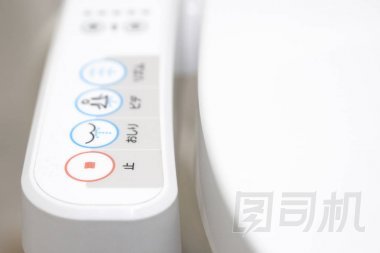 日本東京-2018年3月11日: 日本現(xiàn)代高科技馬桶與電子式坐浴盆。業(yè)界領(lǐng)袖最近同意日本的標(biāo)志標(biāo)準(zhǔn)