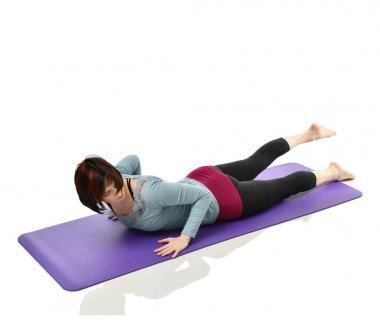 母亲做产后锻炼的妇女。健身运动中的女性健身伸展手和腿