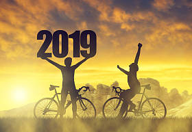 两个骑自行车的骑车人在日落时分。前进到新年2019
