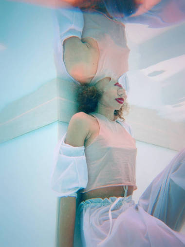 女人身体放松水下