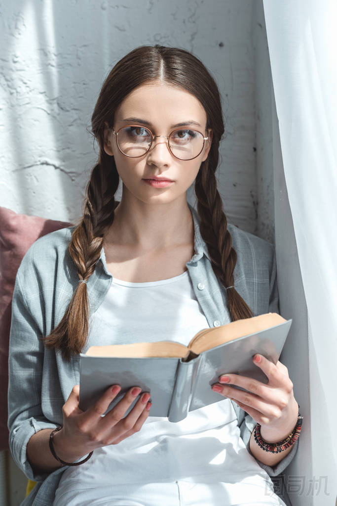美麗的少女與辮子讀書書
