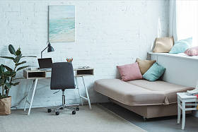 沙发带枕头和桌子的笔记本电脑在客厅