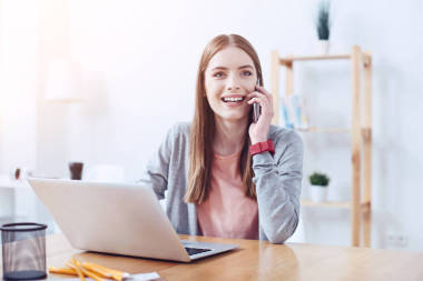 美丽的女性有友好的谈话每电话