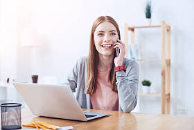 美丽的女性有友好的谈话每电话