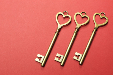 紅色背景上的三個 3 金鑰匙