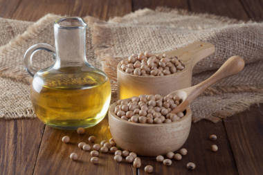 木制大豆油和大豆照片