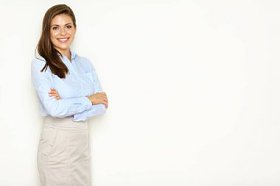 站在白色背景上的交叉双臂的自信女商人肖像