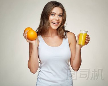微笑的婦女拿著橙果和玻璃汁, 健康的新鮮食物和飲料概念