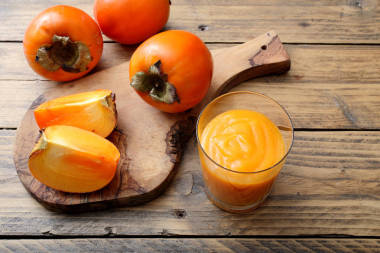 鄉(xiāng)土餐桌背景下的柿果與冰沙圖片