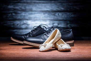 在木表面的皮革父親和女兒鞋子特寫鏡頭, 快樂父親日概念