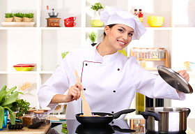 年轻女子在厨房做饭的厨师图片