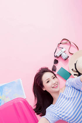 旅行妇女愉快地采取自拍在地板上