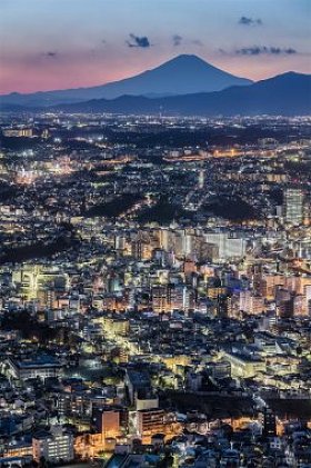 横滨市和富士山在冬天的晚上