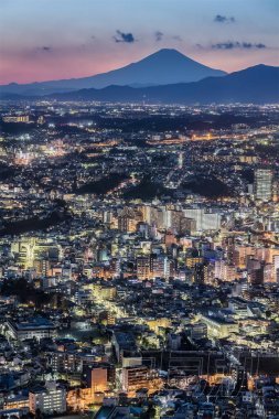 橫濱市和富士山在冬天的晚上