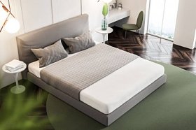 卧室内有白色的墙壁, 一层有地毯的木地板, 一张双人床和一张床头柜, 上面有书。3d 渲染模拟