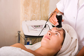 年轻的女人上皮肤清洁图片