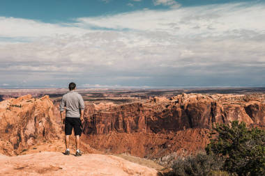美国亚利桑那州大峡谷壮丽景色的青年男子