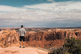美国亚利桑那州大峡谷壮丽景色的青年男子